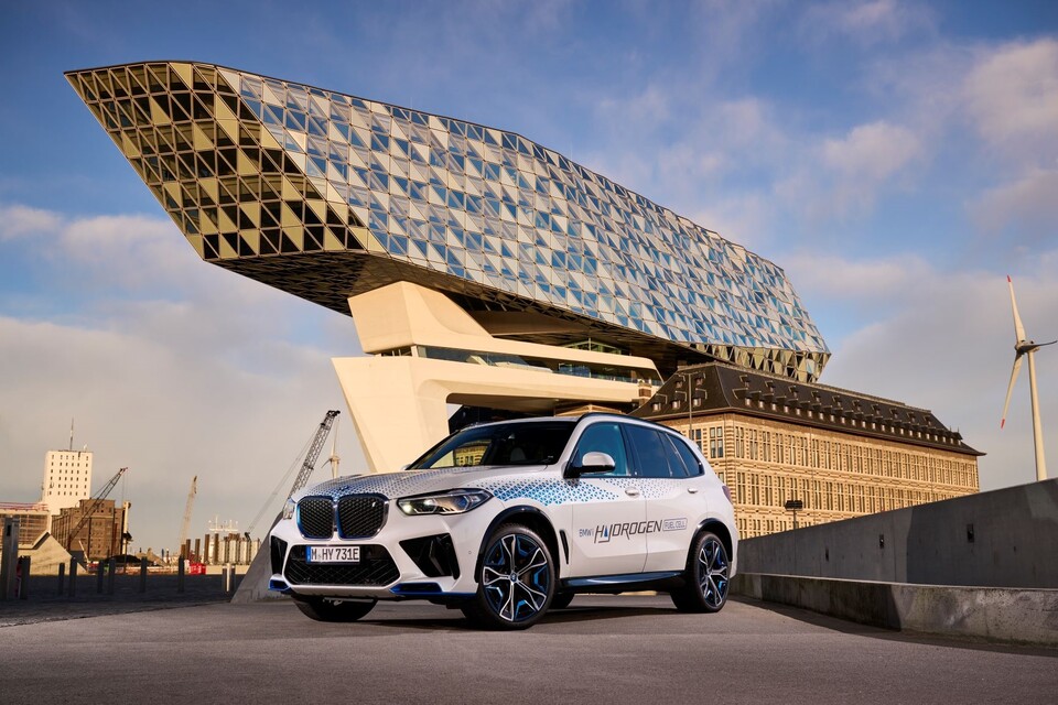  BMW의 첫 수소연료전지차인 BMW iX5 하이드로젠 프로토타입