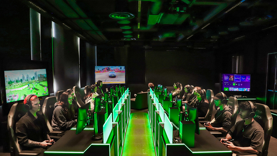 영국 런던 MEC(Microsoft Experience Center) 내 게이밍 허브 체험존에서 삼성전자 직원이 삼성전자의 스마트 TV와 게이밍 모니터를 활용해 게임을 즐기는 모습