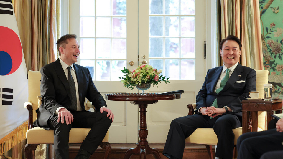 윤석열 대통령이 미국 워싱턴DC 영빈관에서 일론 머스크 테슬라 CEO와 접견했다.