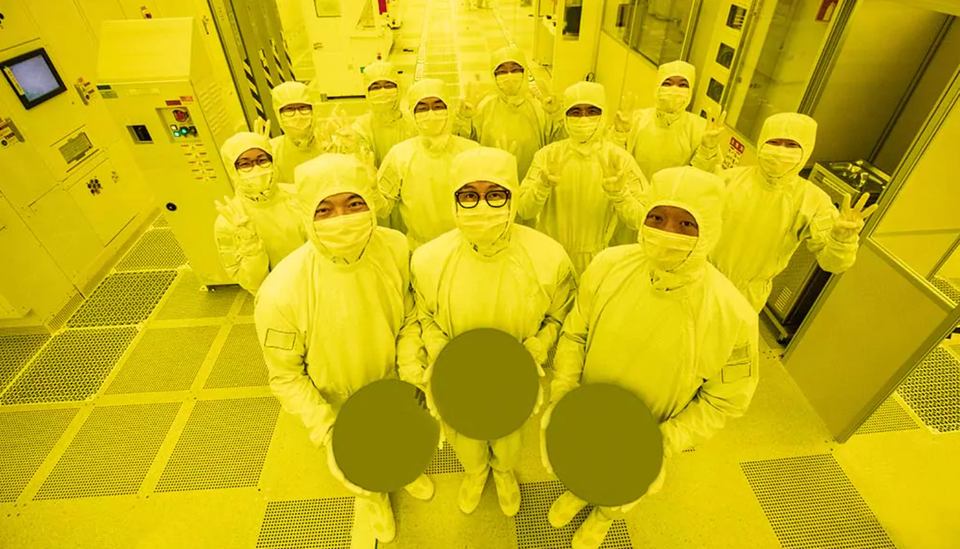 삼성 반도체 칩 엔지니어들이 세계 최초의 3nm GAA 웨이퍼를 선보이고 있다.