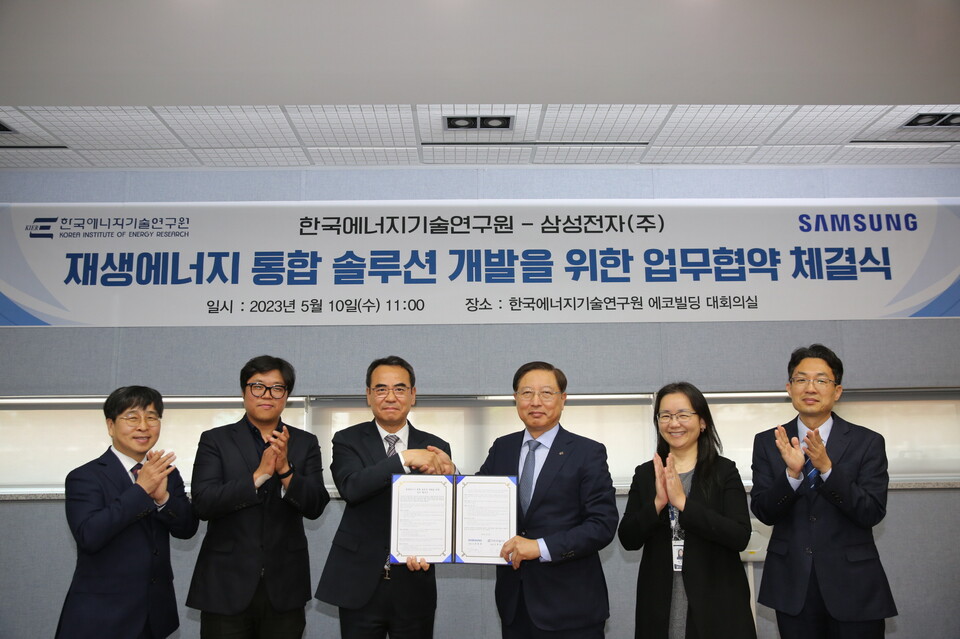 삼성전자가 10일 한국에너지기술연구원과 '탄소중립'을 위한 재생에너지 기술 개발 공동 노력을 위한 업무협약을 체결했다.