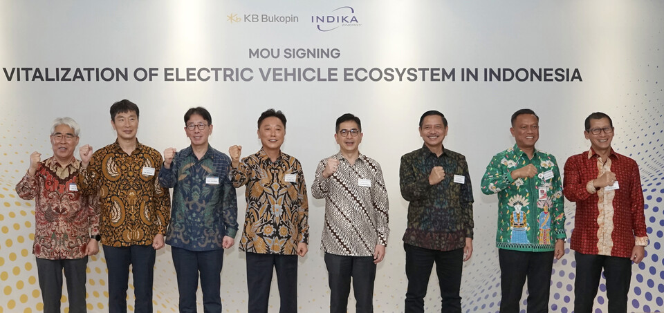 11일 인도네시아 자카르타 세인트 레지스 호텔에서 열린 '인도네시아 전기차 생태계 활성화를 위한 업무협약식'에서 참석자들이 기념 촬영하고 있다.