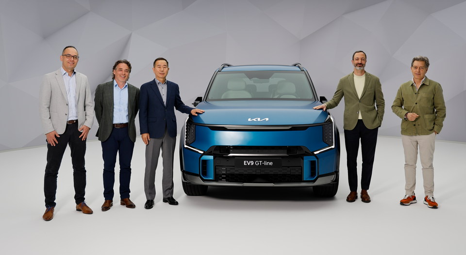 기아가 플래그십 전동화 SUV ‘기아 EV9’을 유럽시장에 공개했다.