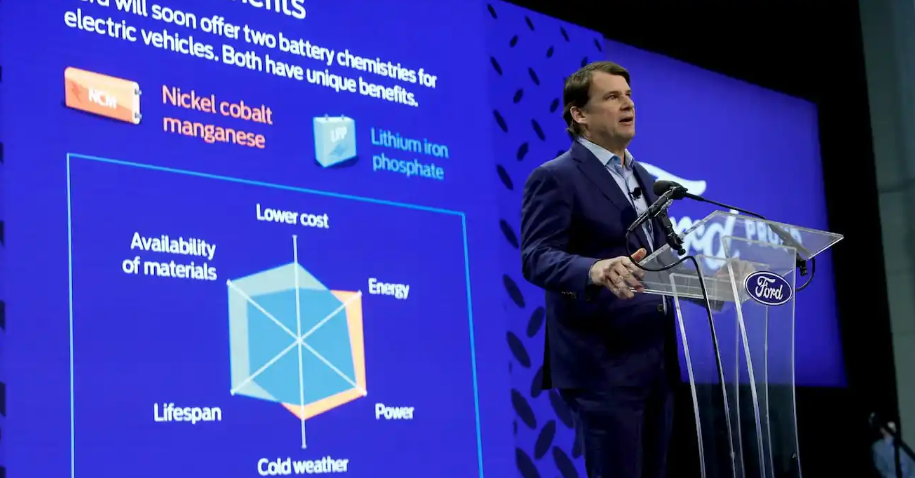 포드 짐 팔리CEO가 LFP 배터리 생산 계획을 발표하고 있다.