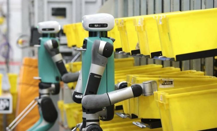 아마존 물류창고에서 작업중인 인간형 로봇 'Digit'