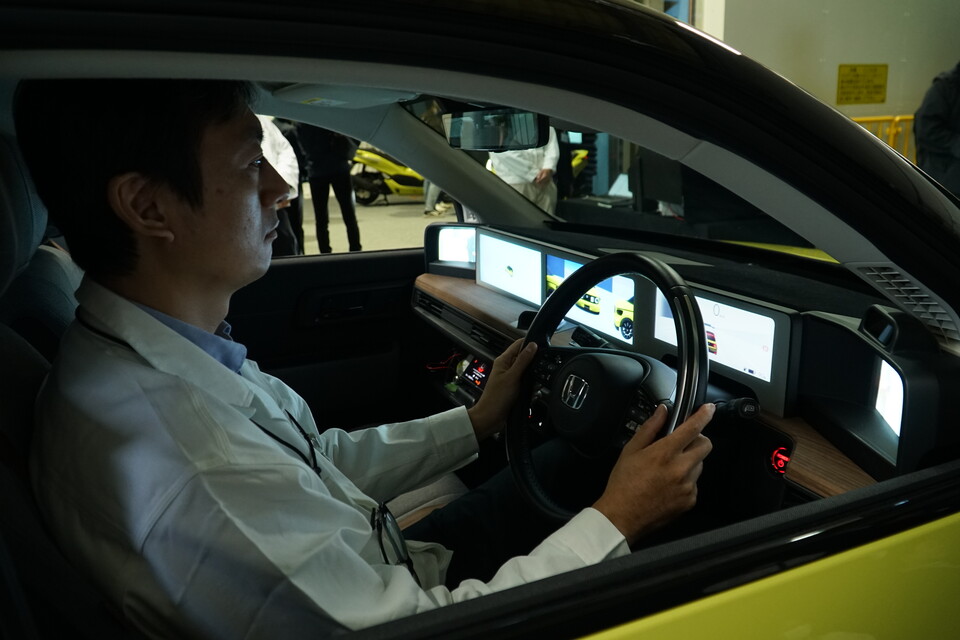 사진 : 커뮤니케이션 그릴라이팅 기술이 적용된 혼다e 차량에 탑승한 R&D 센터 관계자 (제공 : 혼다코리아)