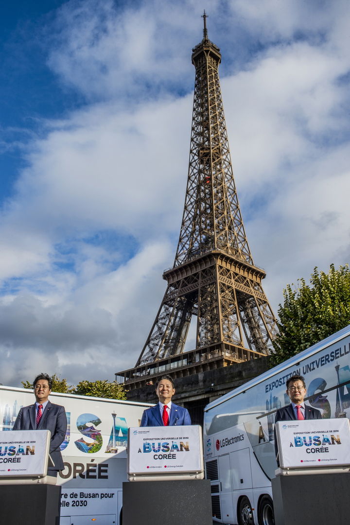 LG가 6일(현지시간) 프랑스 파리에서 ‘부산엑스포 버스’를 공개했다. (사진: 왼쪽부터 김혁기 LG전자 파리법인장 상무, 장성민 대통령 특사, 유원 LG전자 홍보대외협력센터장)