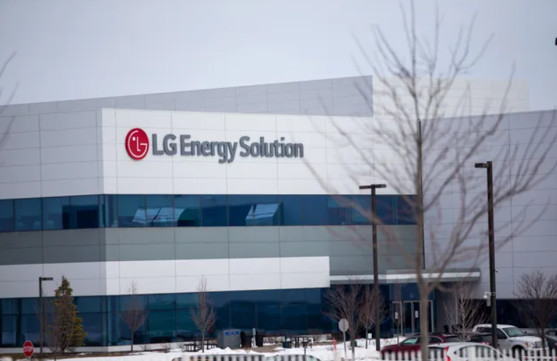 LG에너지솔루션 미시간주 홀랜드공장이 공장 확장이전으로 생산직원 일부를 정리해고한다.