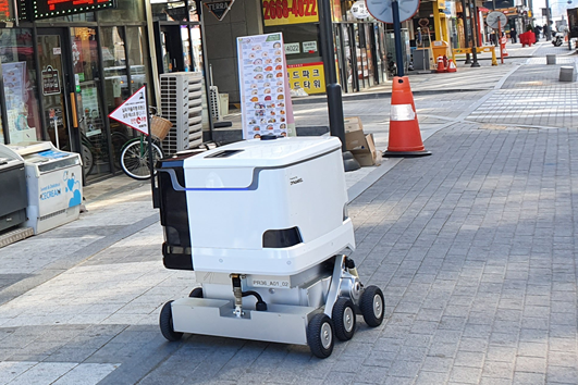 실외이동로봇의 보도 주행 모습/자료:경찰청