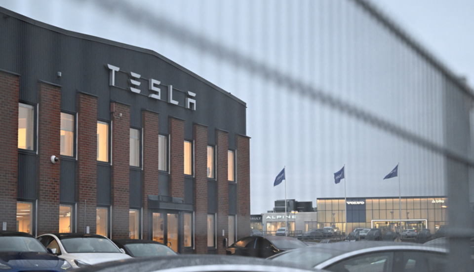 스웨덴 노조의 번호판 매송 거부로 테슬라 차량 판매가 열흘째 중단되고 있다,