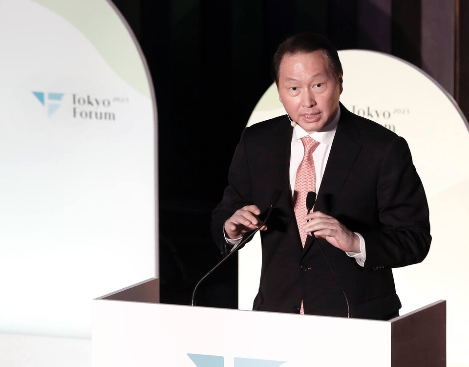 최태원 SK그룹 회장이 지난달 30일 일본 도쿄대에서 열린 '도쿄포럼 2023'의 비즈니스 리더스 세션에서 발언하고 있다.