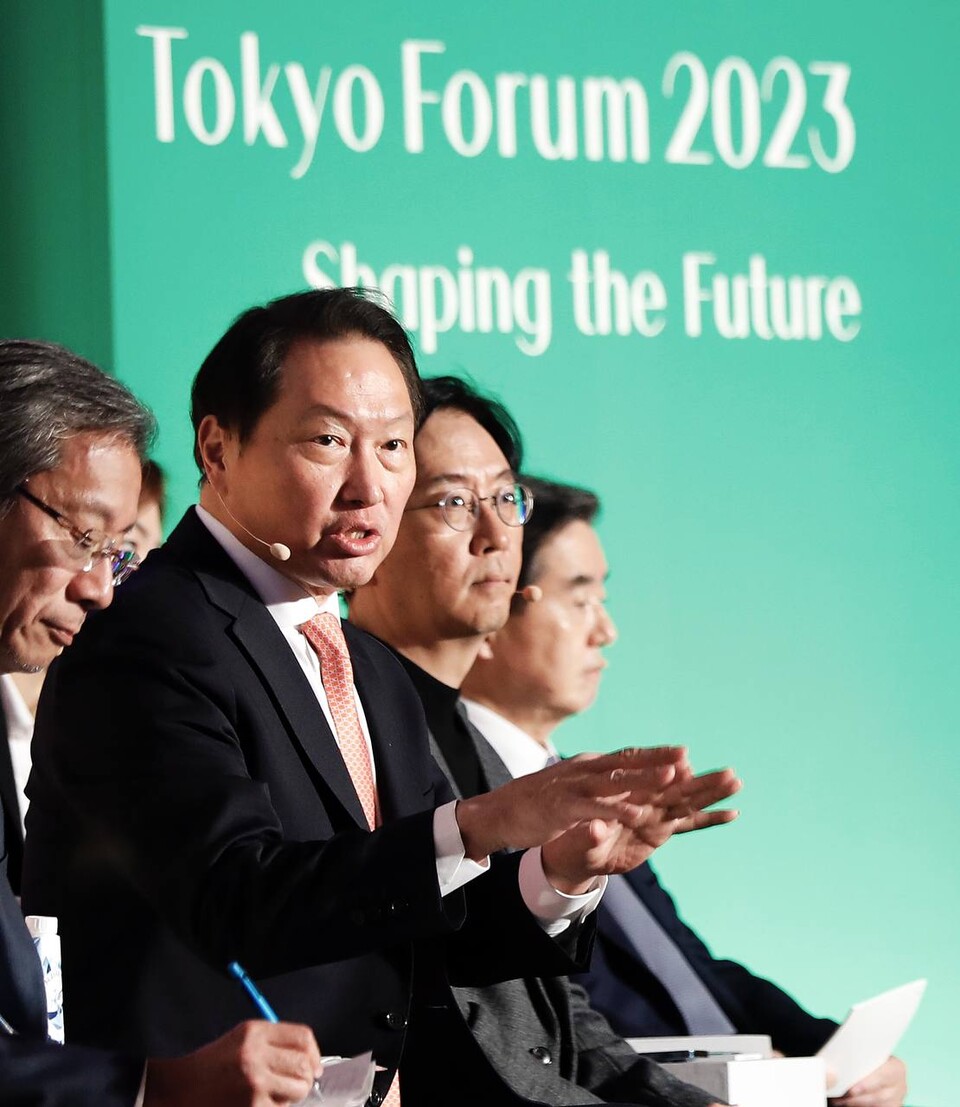 최태원 SK그룹 회장이 지난달 30일 일본 도쿄대에서 열린 '도쿄포럼 2023'에서 환영사를 하고 있다.