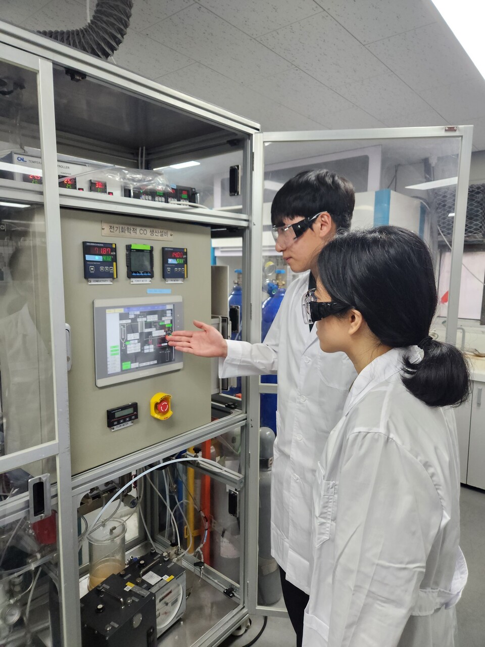 SK이노베이션 환경과학기술원 연구진이 ‘이원자 촉매 기술’로 일산화탄소 전환 실증을 하고 있다.