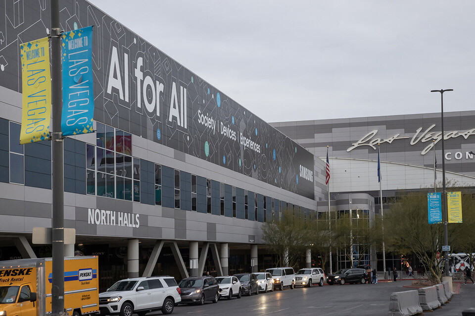 세계 최대 전자 전시회 CES 2024가 열리는 미국 라스베이거스 컨벤션센터의 삼성전자 옥외광고 