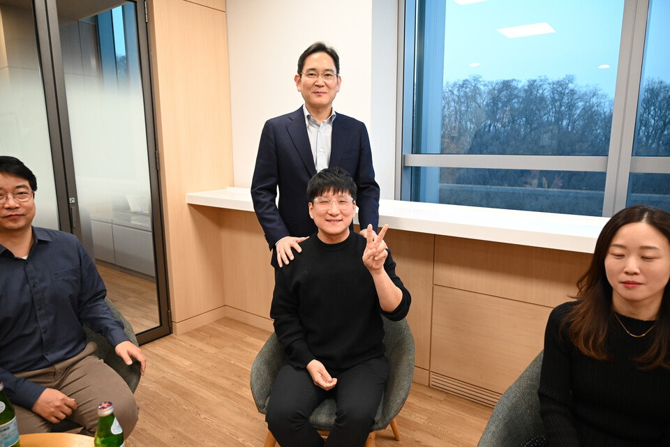 이재용 삼성전자 회장이 새해 첫 행보로 삼성리서치 찾아 직원 간담회를 갖고 격려했다.