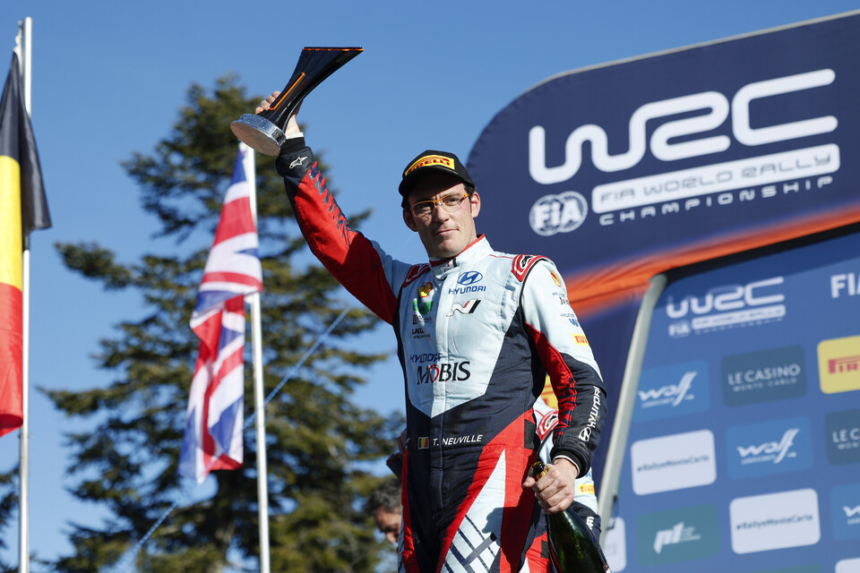 사진 : 2024 WRC 몬테카를로 랠리에서 우승한 현대팀 티에리 누빌이 우승 트로피를 들고 기뻐하고 있다.