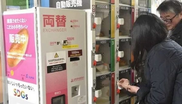 일본 '남은 빵 자판기'를 이용하고 있는 모습. 자판기에 동전을 넣고 있다. / 사진출처 SBS뉴스