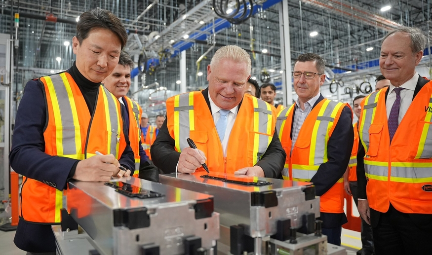 이훈성 넥스트스타 에너지 최고경영자와 더그 포드 온타리오주 총리가 캐나다 윈저 배터리 공장에서 생산된 모듈 시제품에 서명하고 있다.
