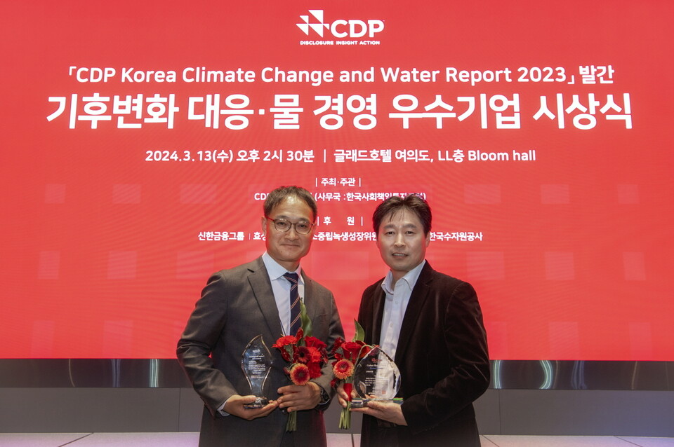 (왼쪽부터) 현대차 경영전략3실장 황동철 상무, 기아 안전환경지원팀 임기동 팀장이 '2023 CDP 코리아 어워드(CDP Korea Award)'에서 기념사진을 촬영하는 모습