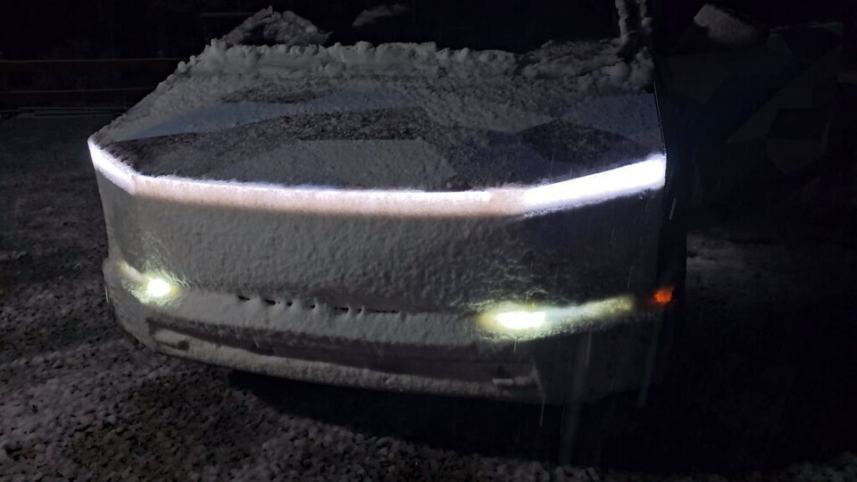 사진 : 헤드램프에 눈이 쌓인 테슬라 사이버트럭 (출처=@teslainventory)