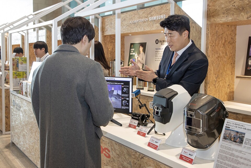 사진 : 삼성전자 제55기 정기 주주총회에서 주주들이 삼성 스마트공장 기업들의 제품과 기술을 소개하는 상생마켓 존을 둘러보고 있다