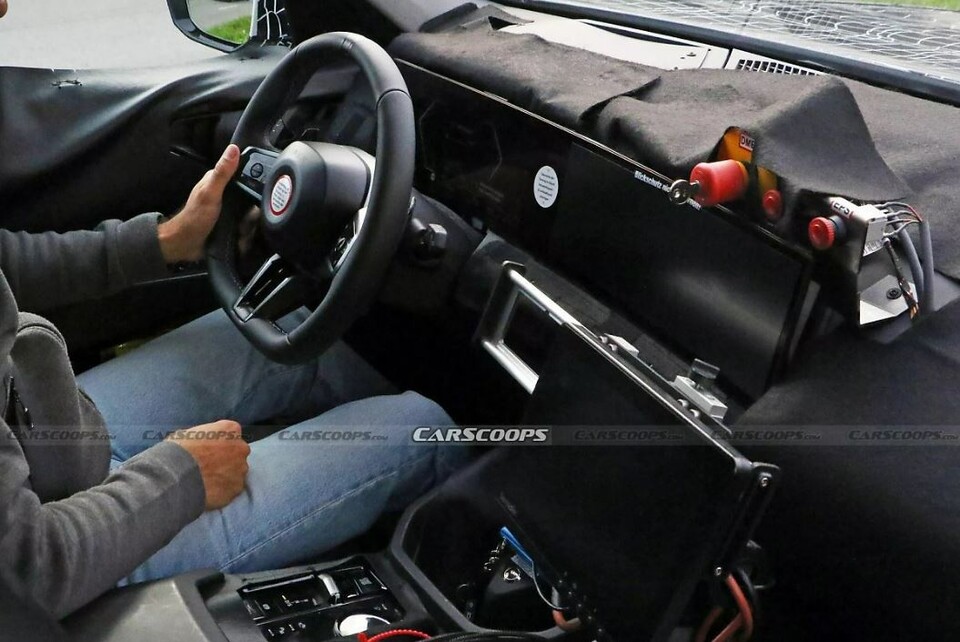 사진 : BMW X3 풀체인지 테스트카 실내 (출처=Carscoops)