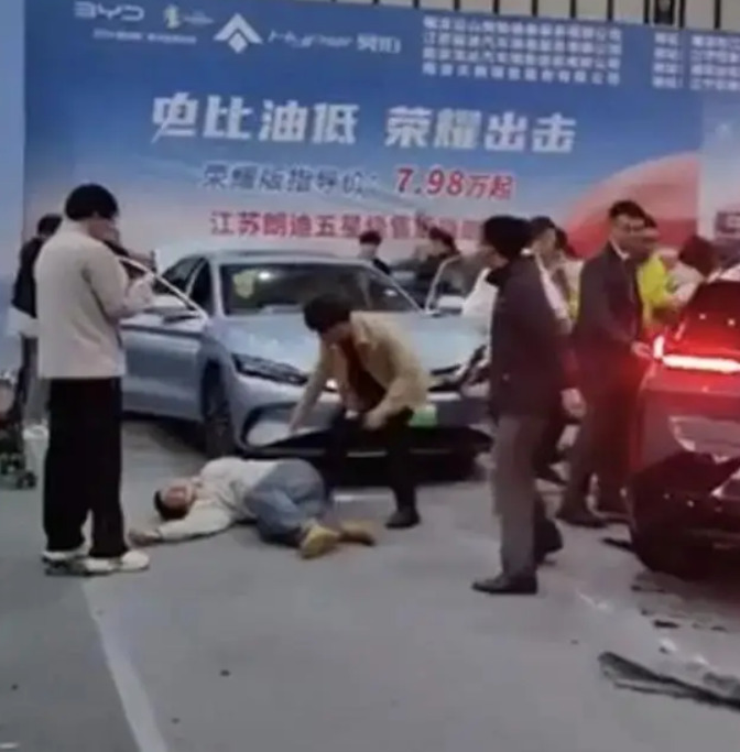 '2024 난징국제모터쇼'에서 전시 부스에 전시된 차량이 갑자기 폭주해 5명이 다치는 사고가 발생했다.(사진:시나닷컴)
