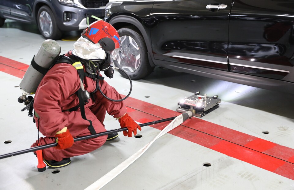 현대글로비스가 관통형 전기차 화재 진압 장비 ‘EV 드릴 랜스’(EV-Drill Lance)를 자사 자동차운반선에 탑재했다