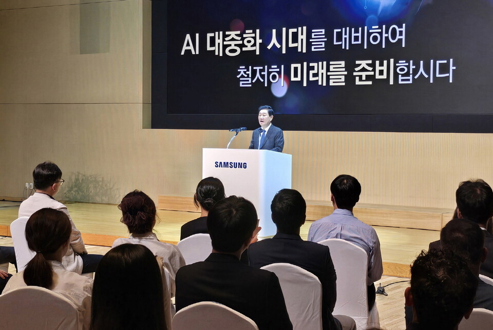 11월 1일 삼성전자 수원 디지털시티에서 열린 삼성전자 창립 55주년 기념식에서 기념사를 전하는 한종희 대표이사 부회장
