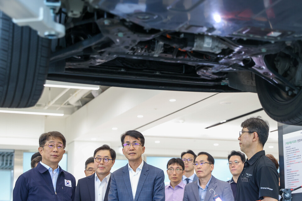 사진 : 전기차 점검 시설 방문한 박상우 국토교통부 장관 (출처=연합뉴스)
