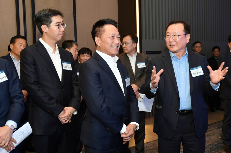 '2024년 삼성SDI 동반성장 DAY' 행사장에 전시된 파트너사 우수 제품들을 살펴보며 경청하고 있는 최윤호 삼성SDI 대표이사 사장