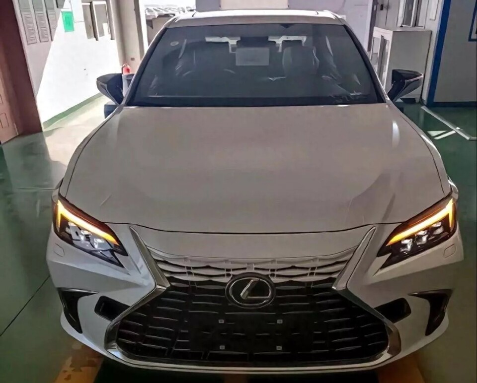 사진 : 렉서스 ES 2차 페이스리프트 유출 이미지 (출처=Carscoops)