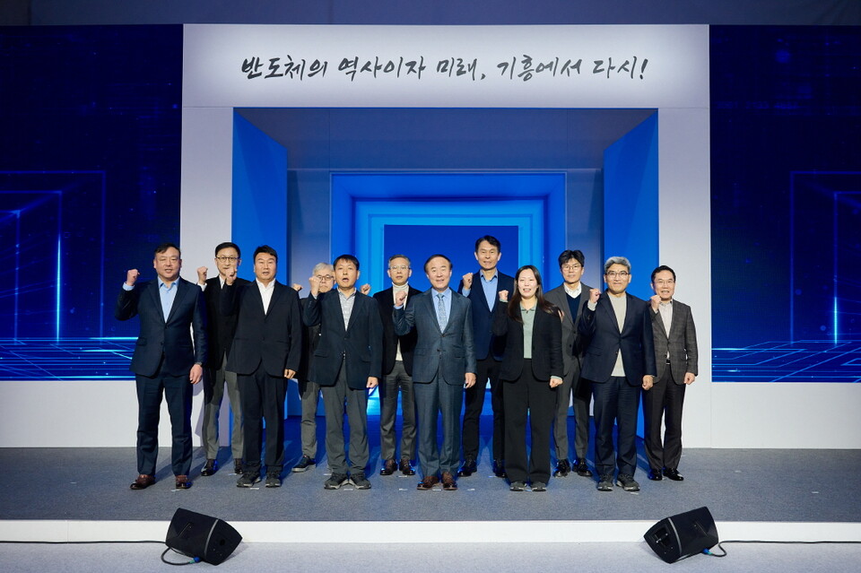 18일 기흥캠퍼스에서 열린 NRD-K 설비반입식에 참석한 가운데 기념촬영을 하는 모습. 왼쪽부터 최완우 부사장 People팀장, 윤태양 부사장 총괄/CSO 글로벌 제조&인프라총괄, 임지운 그룹장 NRD-K P/J, 최시영 사장 Foundry사업부장, 김봉현님 DRAM공정개발팀, 이정배 사장 메모리사업부장, 전영현 부회장 DS부문장, 박용인 사장 System LSI사업부장, 이유진님 Flash공정개발팀, 남석우 사장 제조&기술담당, 송재혁 사장 DS부문 CTO, 김홍경 부사장 DS 경영지원실장