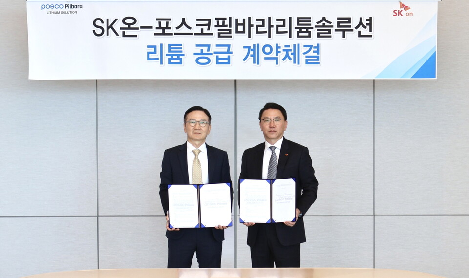 이경섭 포스코필바라리튬솔루션 대표 (왼쪽)와 박종진 SK온 전략구매담당 부사장이 지난 22일 서울 강남구 포스코센터에서 리튬 공급 계약 체결 후 기념 촬영을 하고 있다. (사진=SK온)