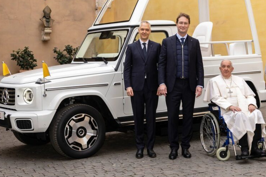  메르세데스 벤츠가 신형 G클래스 기반 메르세데스-벤츠 포프모빌(Mercedes-Benz Popemobile) 순수 전기차를 최근 로마 교황에게 전달했다.