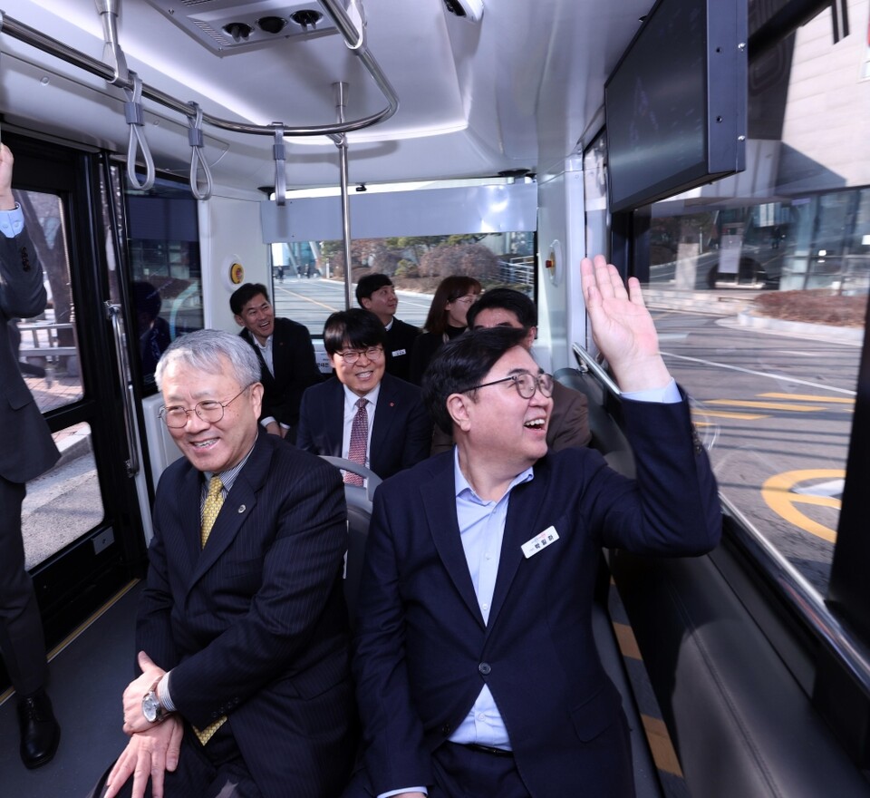 사진 : 지난 1월 동작구 자율주행 마을버스에 시승한 박일하 구청장(오른쪽) (출처=연합뉴스)
