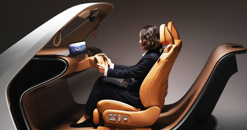 LG전자가 CES 2025에서 공감지능(AI)을 적용한 첨단 모빌리티 기술인 ‘인캐빈 센싱(In-Cabin sensing, 운전자 및 차량 내부 공간 감지)’ 솔루션을 시뮬레이션으로 체험하는 공간을 마련한다. 모델이 콘셉트 차량에서 가상 운전 시뮬레이션을 체험하는 모습.
