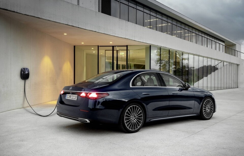 사진 : 메르세데스-벤츠 E 350 e 4MATIC 위드 EQ 하이브리드 테크놀로지