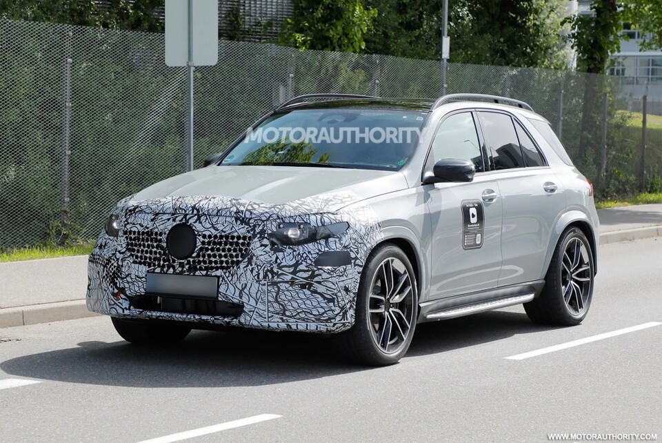 사진 : 벤츠 GLE 2차 페이스리프트 테스트카 (출처=MotorAuthority)