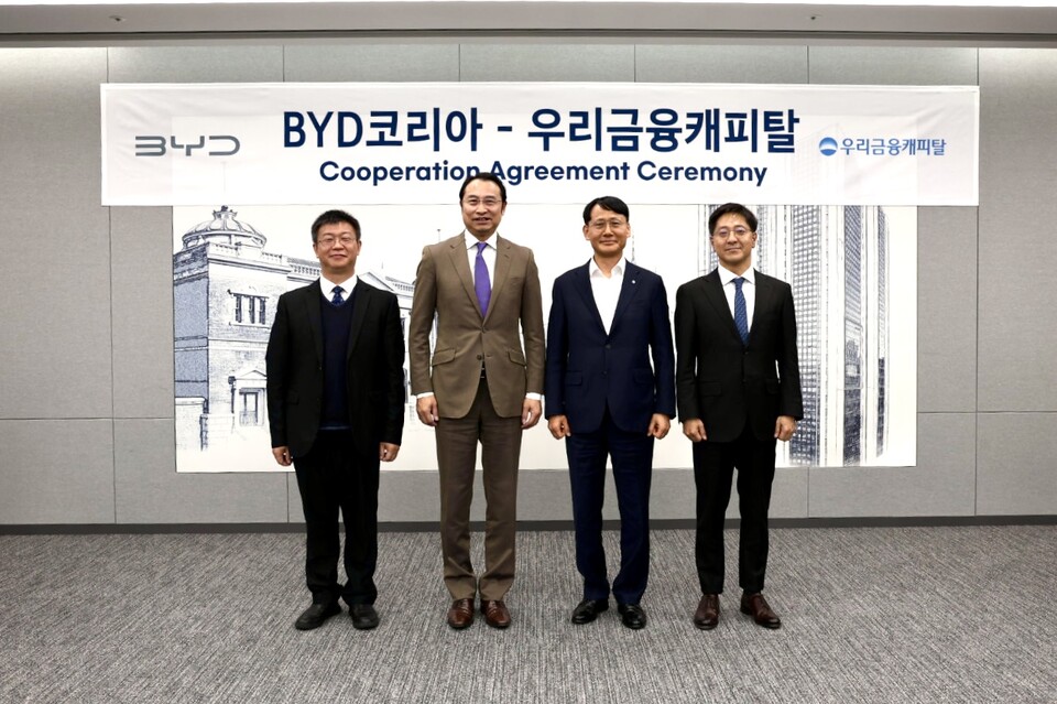 사진: BYD코리아 딩하이미아오 대표,  BYD 아시아태평양 자동차 영업사업부 류쉐량 총경리, 우리금융캐피탈 정연기 대표, BYD코리아 조인철 승용부문 대표