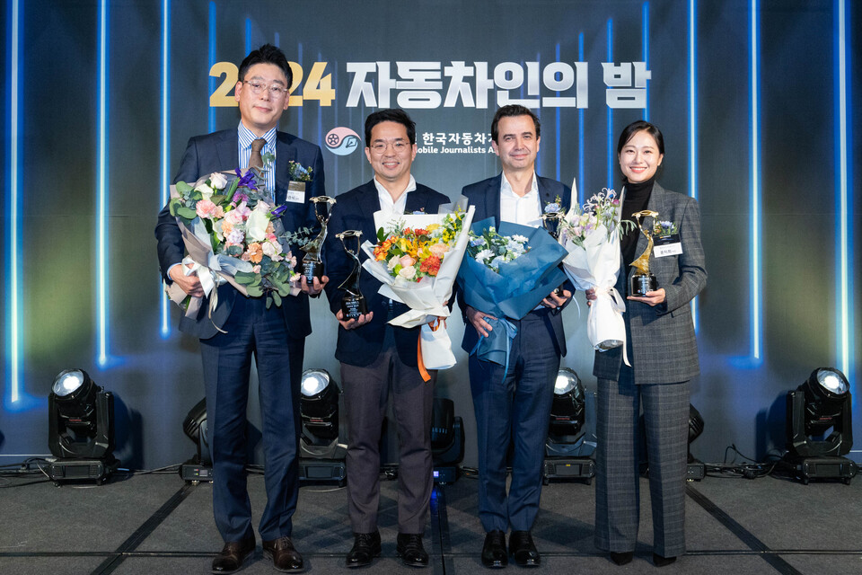 사진 : (왼쪽부터) 황관식 현대차·기아 상무, 한동률 BMW 그룹 코리아 본부장(한상윤 BMW 그룹 코리아 사장 대신 수상), 스테판 드블레즈 르노코리아 사장, 문지희 웰컴어소씨에이츠 부장