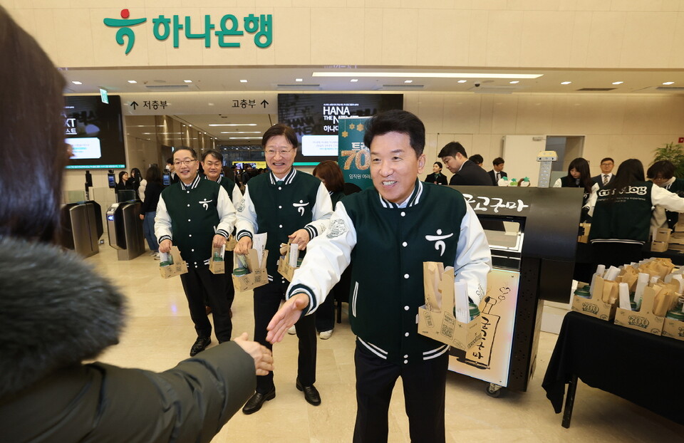 24일 하나은행 을지로 본점에서 열린 트래블로그 서비스 700만 돌파 기념행사에 참석한 함영주 하나금융그룹 회장(사진 오른쪽), 이승열 하나은행장(사진 가운데), 이호성 하나카드 사장(사진 왼쪽)이 임직원들에게 감사 인사를 전하고 있다.