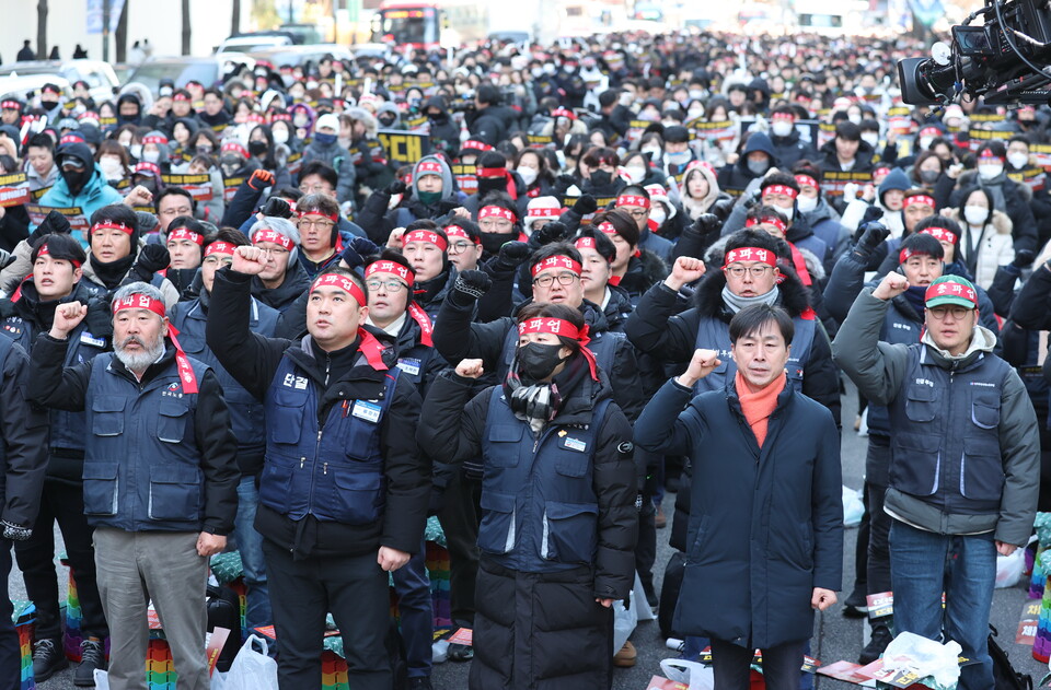 서울 중구 기업은행 본사 앞에서 열린 파업 집회에서 노조원들이 구호를 외치고 있다  (출처: 연합뉴스)
