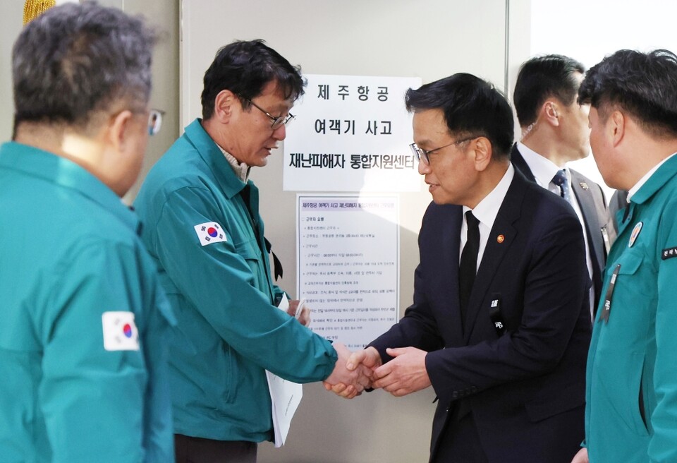 사진 : 최상목 대통령 권한대행 부총리 겸 기획재정부 장관이 2일 전남 무안국제공항 관리동을 찾아 제주항공 여객기 사고 재난피해자 통합지원센터 근무자를 격려하고 있다 (출처=연합뉴스)