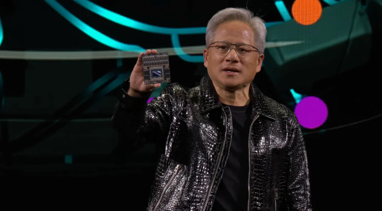 엔비디아 CEO 젠슨 황이 CES 2025 기조연설에서 자사가 개발한 Thor AGX 칩을 공개하고 있다.