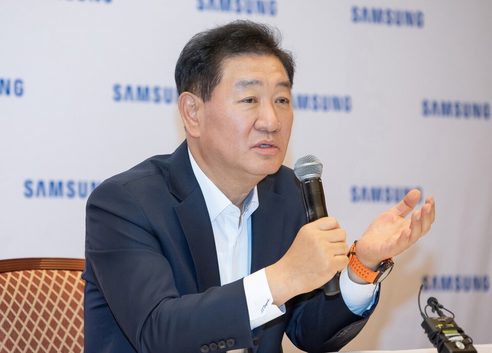사진 : 미국 라스베이거스 CES 2025 현장에서 열린 국내 기자간담회에서 삼성전자 한종희 대표이사 부회장이 기자들의 질문에 답변을 하는 모습