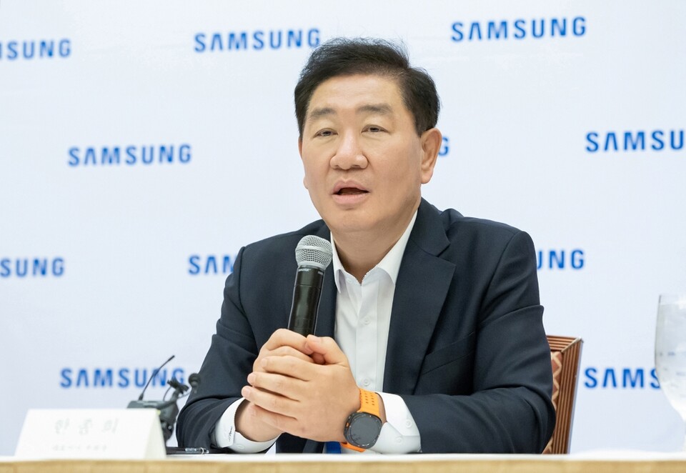 사진 : 미국 라스베이거스 CES 2025 현장에서 열린 국내 기자간담회에서 삼성전자 한종희 대표이사 부회장이 기자들의 질문에 답변을 하는 모습