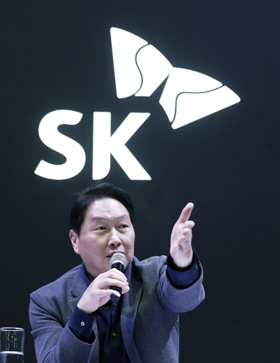 8일(현지시간) 미국 라스베이거스에서 열리고 있는 'CES 2025'에 참석한 최태원 SK 회장이 SK 전시 부스내 마련된 비즈니스 라운지에서 질의 응답을 진행하고 있다.