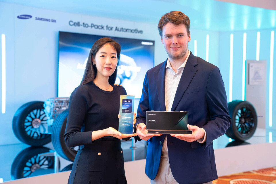 삼성SDI 임직원이 9일(현지시간) 미국 라스베이거스에서 열린 'CES 2025'에서 혁신상 수상 제품을 선보이고 있다.