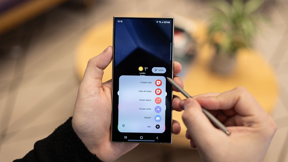 사진 : S펜을 사용 중인 갤럭시 S24 울트라 (출처=PhoneArena)